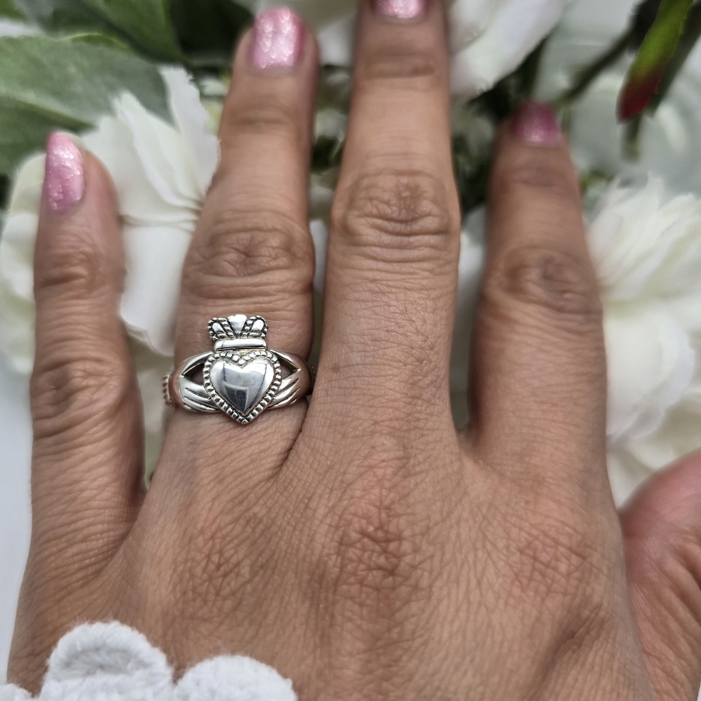 🥰 LAVISH CLADDAGH RING - Picture 3 of 5